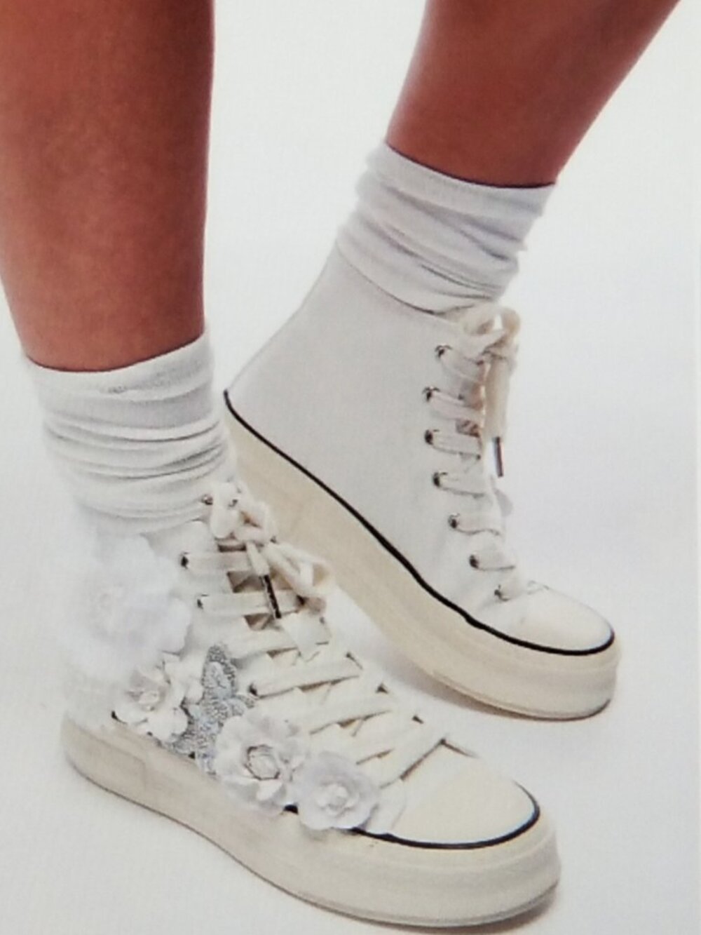 Azalea Wang 3D Floral High Top Ivory Sneaker NEW w/ Box - Size 6